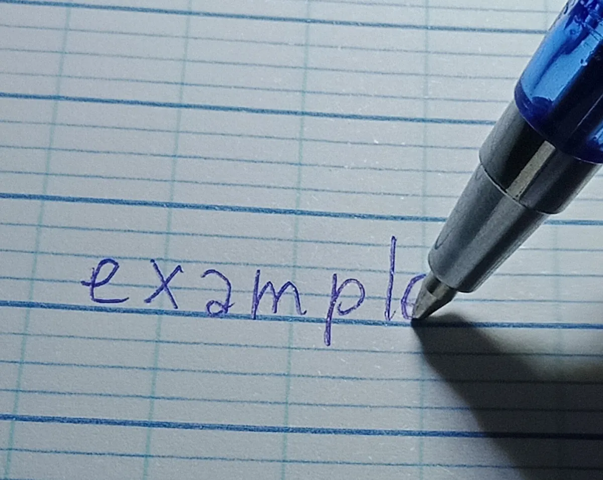 Caneta esferográfica: Uma esfera minúscula e uma tinta espessa transformaram o ato de escrever em algo barato, limpo e descartável.
