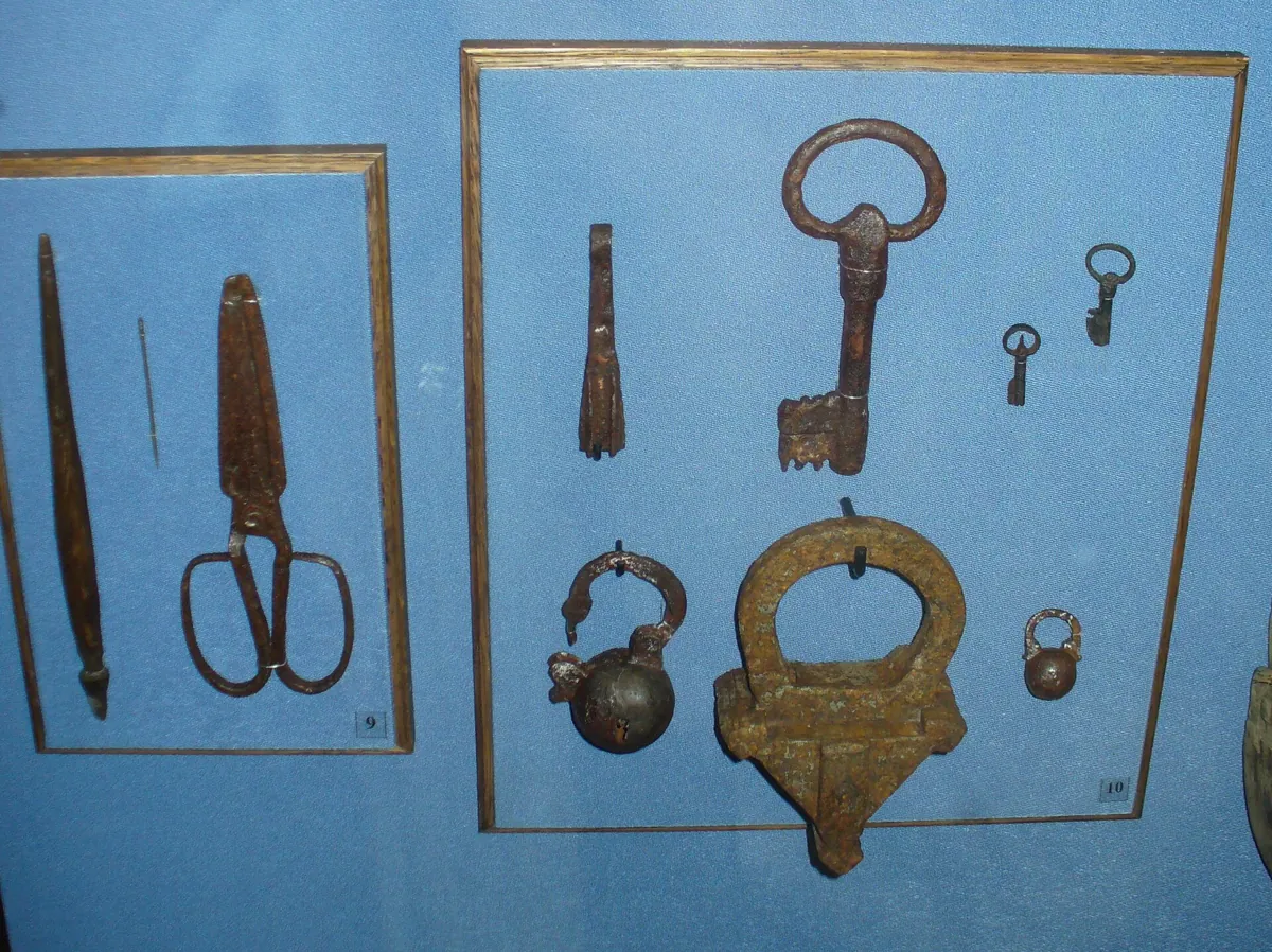 Fechadura e chave: Quatro mil anos de disputa entre quem tranca e quem tenta abrir, da madeira egípcia ao cilindro Yale.