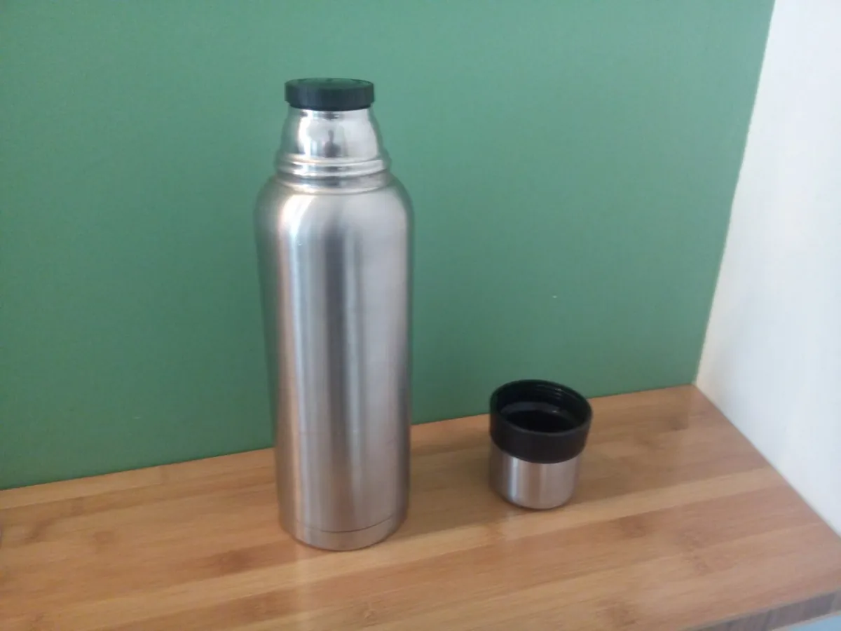 Garrafa térmica: Um frasco de laboratório para gases líquidos acabou guardando o café de cada manhã.