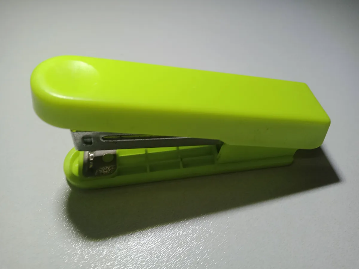 Grampeador: Uma mola, um canal e um arame dobrado: a máquina de mesa que une folhas em um só golpe desde o século XIX.