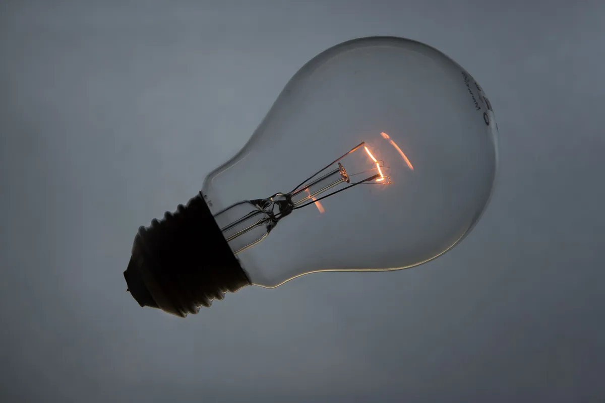 Lâmpada elétrica: Oitenta anos de tentativas separam a primeira faísca de Davy da lâmpada que Edison e Swan conseguiram vender.