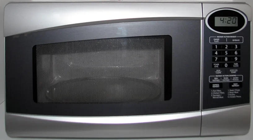 Forno de micro-ondas: Um chocolate derretido no bolso de um engenheiro de radar deu origem ao forno mais rápido da cozinha.
