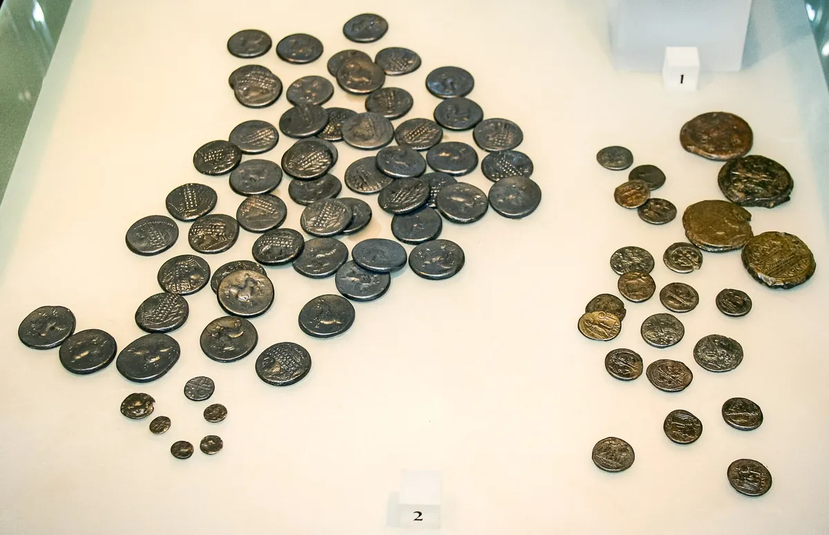 Moeda: Inventada há 2.600 anos para pesar confiança, a moeda metálica está sendo aposentada pelo dinheiro que não se toca.