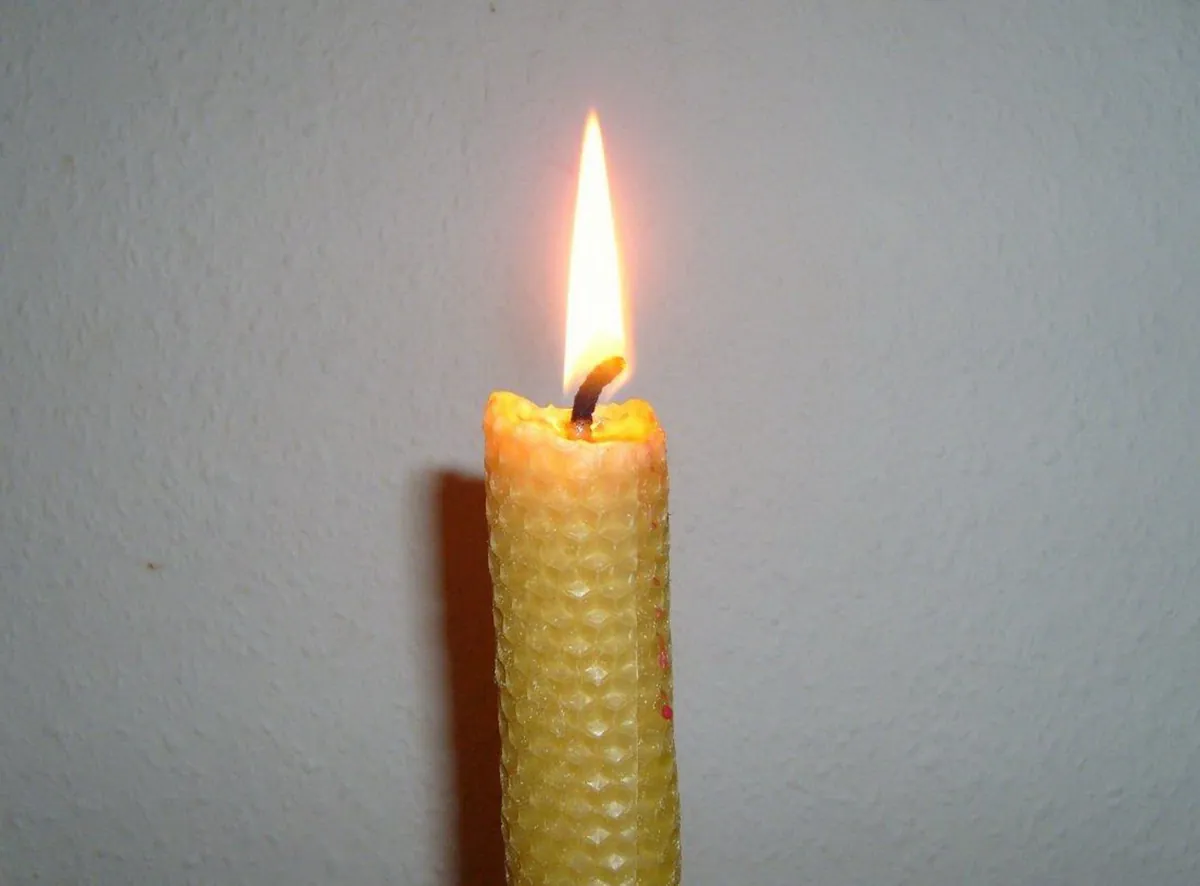 Vela: Durante dois mil anos foi a principal luz da noite; hoje sobrevive como rito, perfume e socorro em apagões.