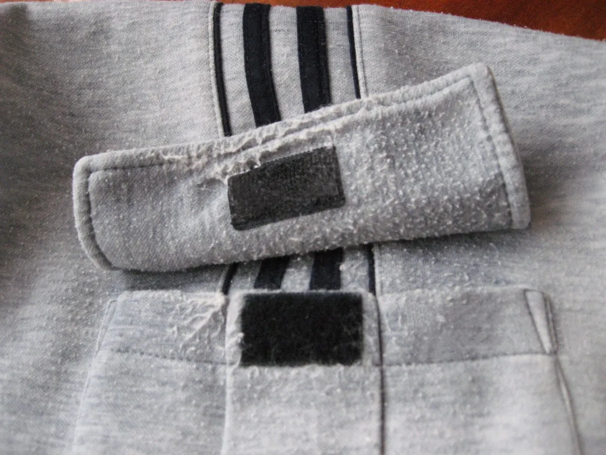Velcro: Um passeio nos Alpes, um cão coberto de carrapichos e um microscópio deram origem ao fecho de contato.